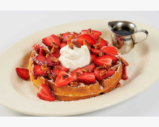 Giant Belgian Waffle con Fresas, Nueces Pacanas y Crema Chantilly