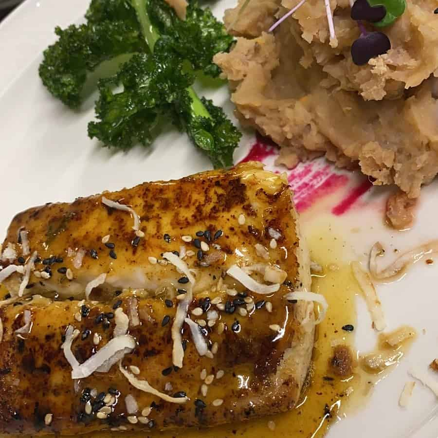 Filete de Dorado en glaseado de coco y mango ensalada de granos y vinagreta