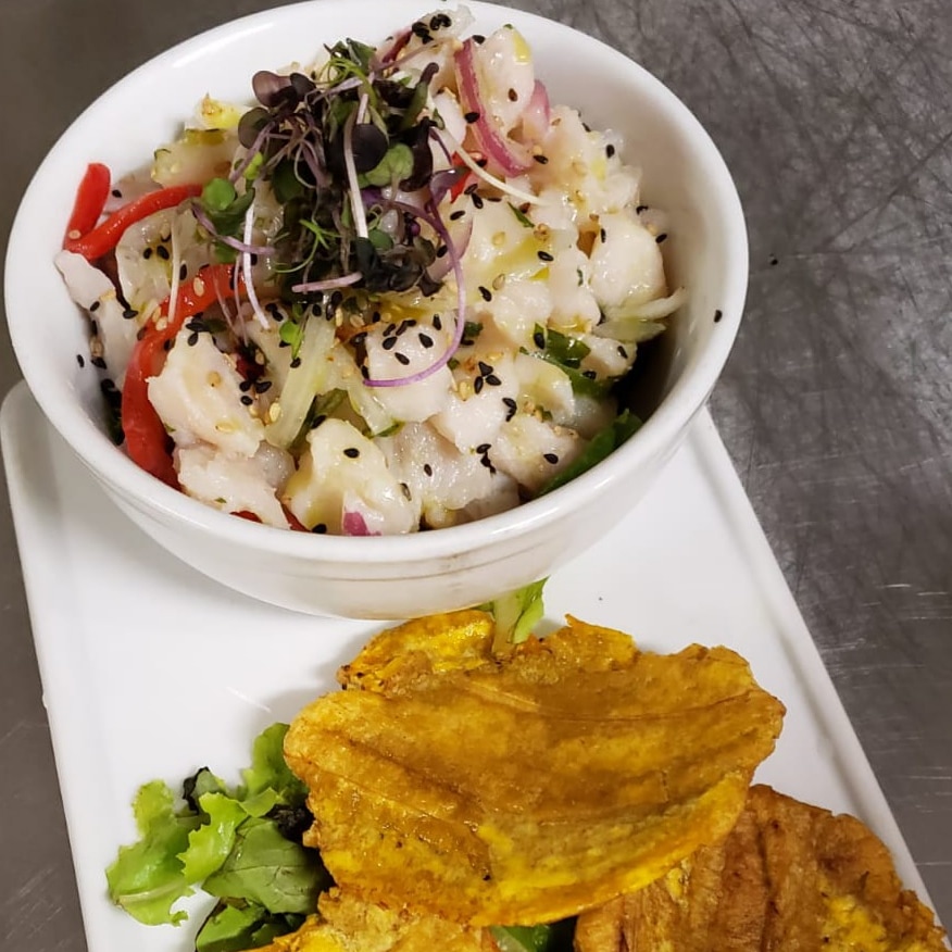 Ceviche marinado en piña colada con tostones